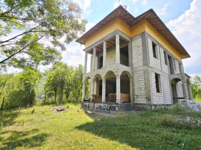 Valea Doftanei. Vila si teren intr-un areal de vis, intre padure si rau 